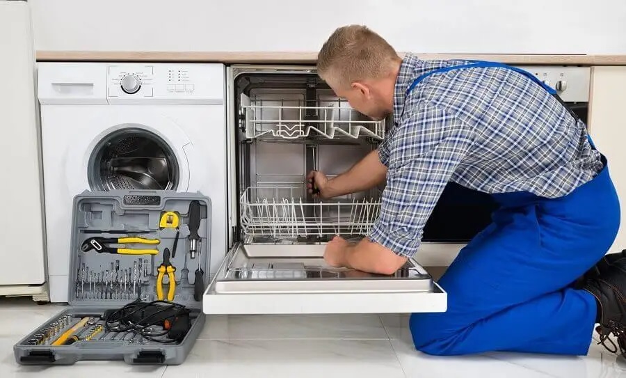 Kazan Vestfrost servisi teknisyen ekibi beyaz eşya tamiri yaparken